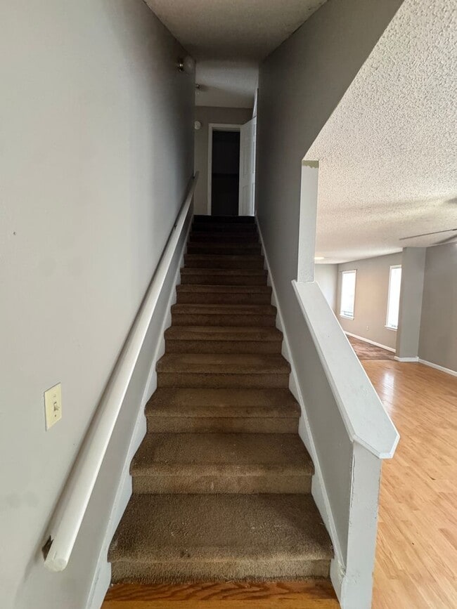 Building Photo - 3 Bed / 2 Bath off of South Caraway Available Now