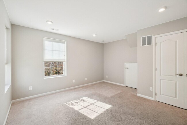 Building Photo - 202 N Sydney Ct