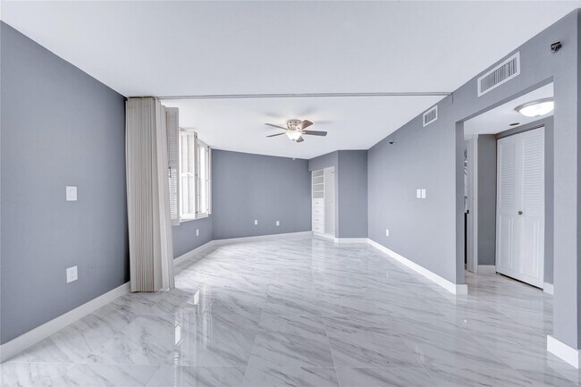 Building Photo - 1100 St Charles Pl