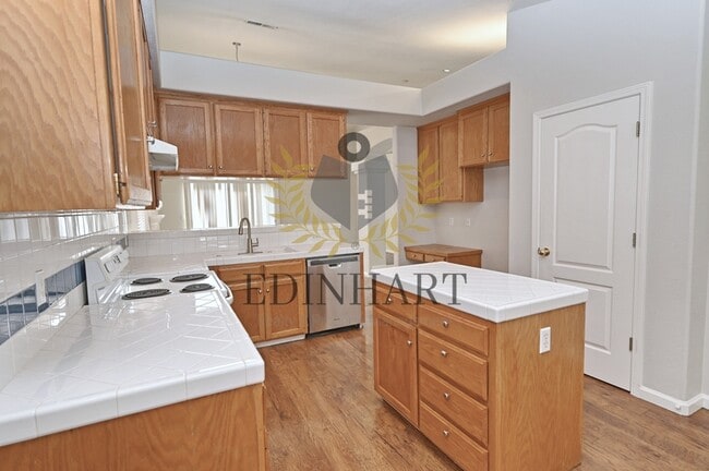 Building Photo - 774 Applegate Ave