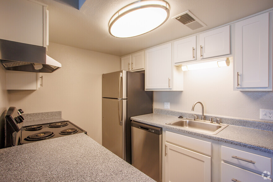 1BD, 1BA - 600SF - Kitchen - Villa Serena Apartments