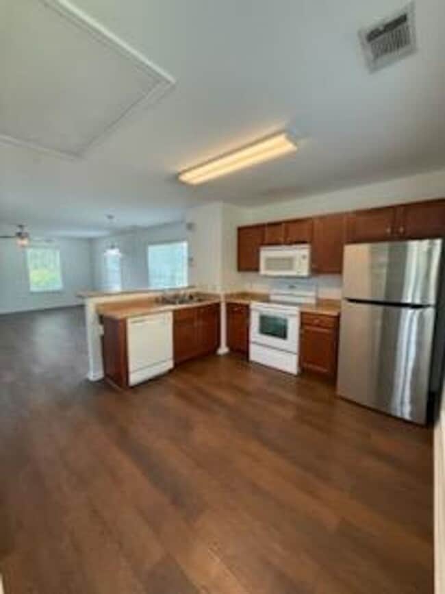 Building Photo - Convenient Southside Bungalo
