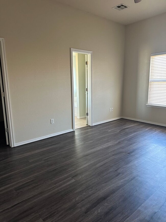 Building Photo - 4 Bd / 2 Ba in Valencia - Deer Creek Schools