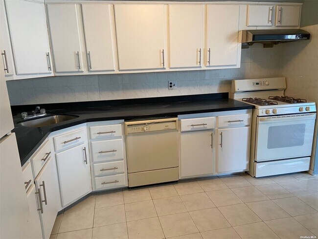 Building Photo - 42-16 Little Neck Pkwy