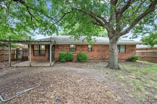 Building Photo - 504 Warbler Dr