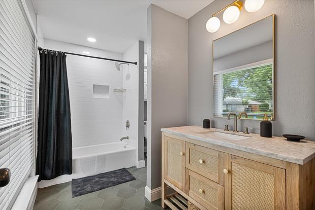Building Photo - 2833 Meadowbrook Dr