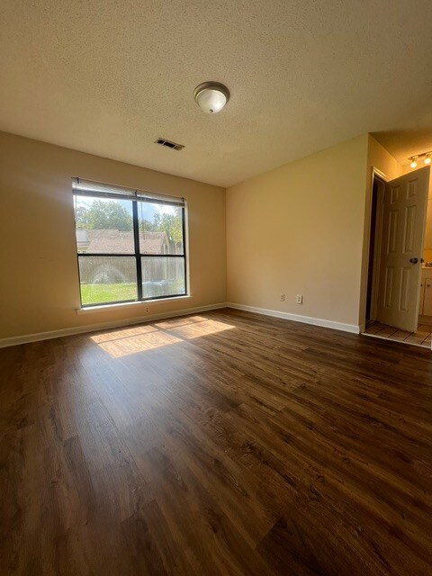 Building Photo - 905 E Estates Blvd