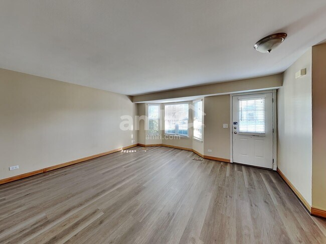 Building Photo - 1440 Summerhill Dr