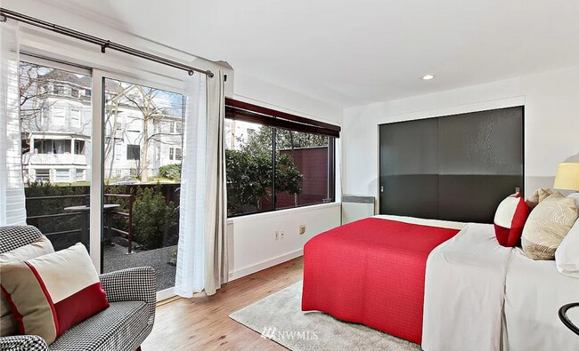 Building Photo - Capitol Hill 2-bedroom Condo