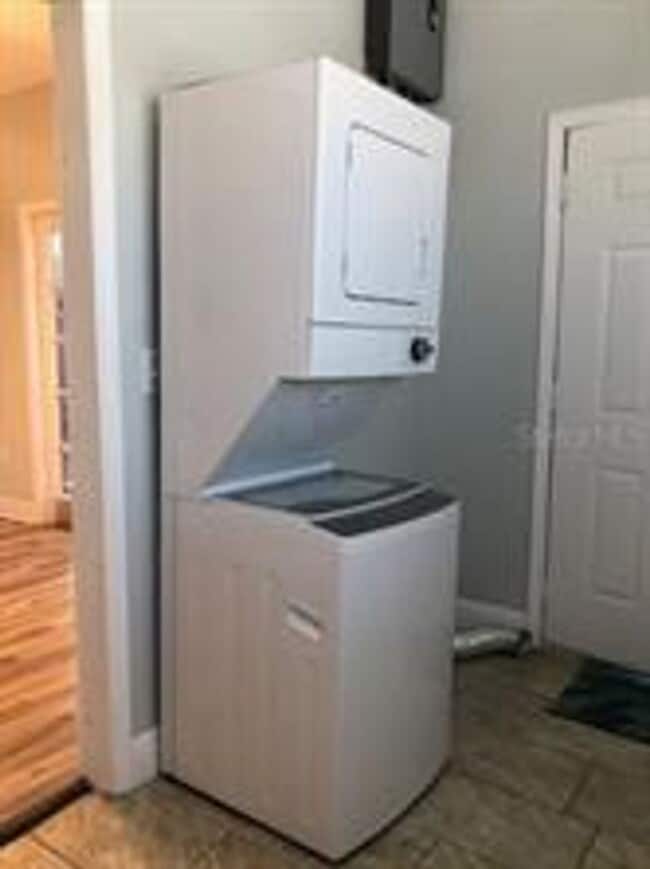 Building Photo - 2 Bedroom / 2 Bath Bungalow in Sanford's Historic District!