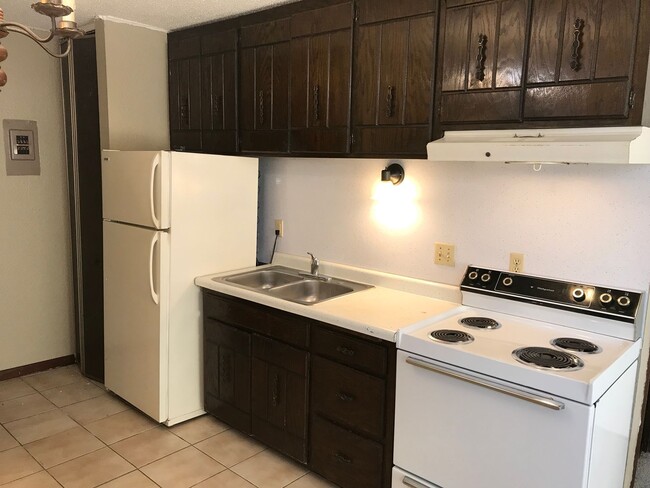 Building Photo - Main Floor Studio in St. Paul - Great Location