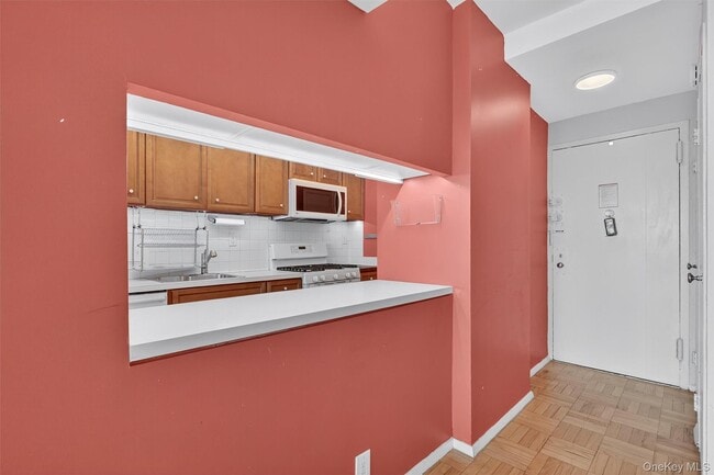 Building Photo - 6 Fordham Hill Oval