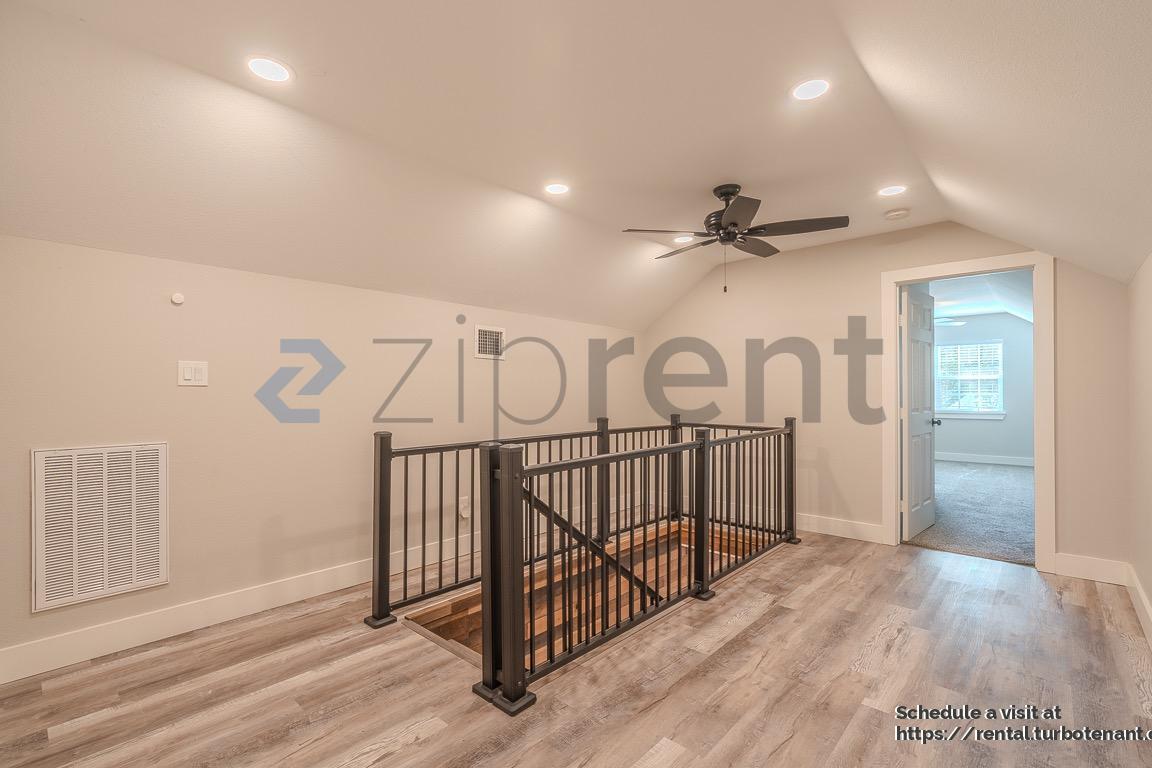 Building Photo - 722 Riveredge Dr