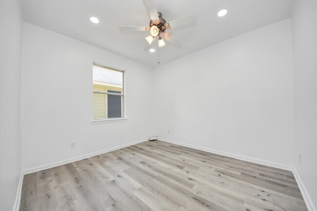 Building Photo - 7330 Jacobs Well Dr