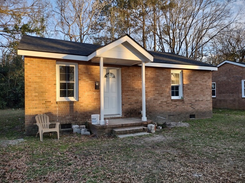Front view - 608 Hugh St