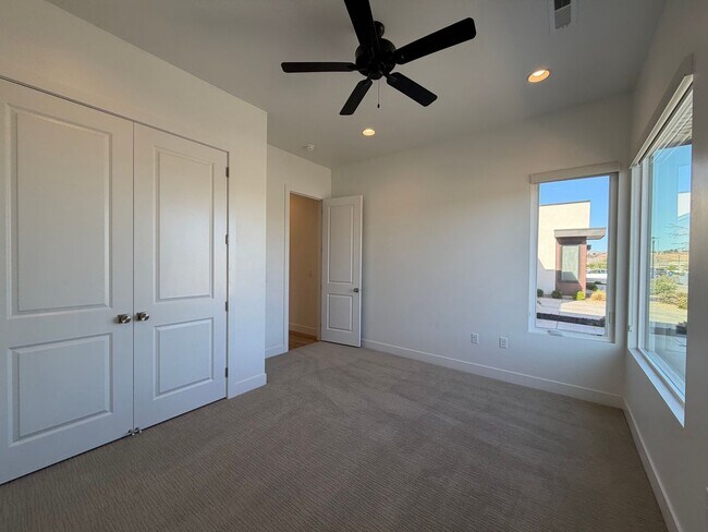 Building Photo - SPACIOUS PATIO HOME FOR RENT!