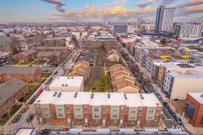 Building Photo - 4 br, 2 bath Triplex - 1505 MASTER ST Unit 1