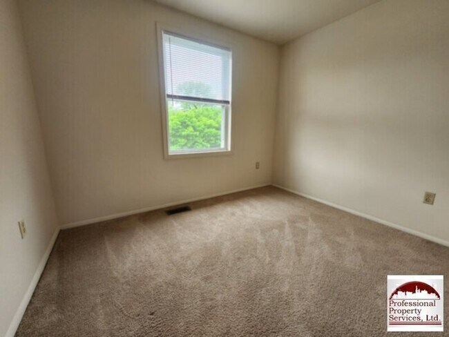 Building Photo - Upgraded End Unit In Amber Meadows