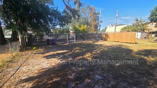 Building Photo - 1104 N Vermont Ave