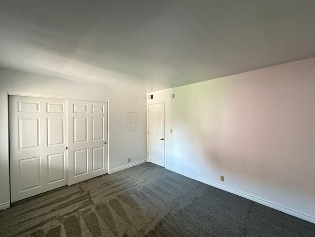 Building Photo - 4340 Sandy River Dr