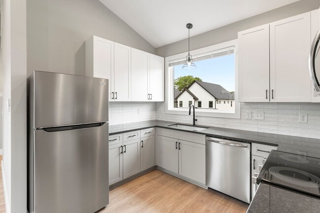 Building Photo - Medford Mews, Carriage House 321