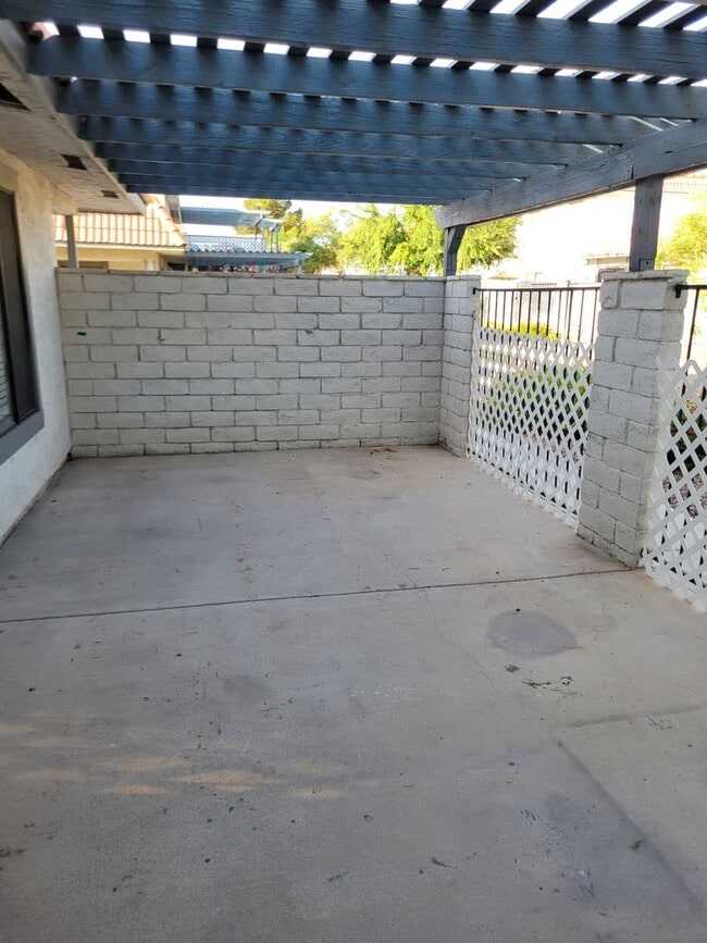 Building Photo - Rent Ready Single Story Townhome 3/2/ with...