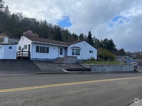 Building Photo - Large 3 bed 2 bath house