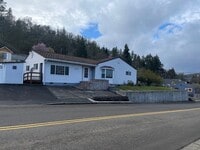 Building Photo - Large 3 bed 2 bath house
