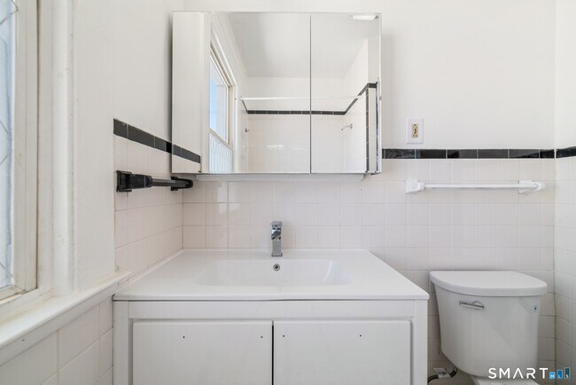 Building Photo - 196 Center St