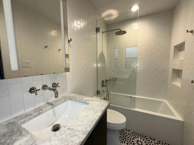 Building Photo - 4711 Fairview Dr