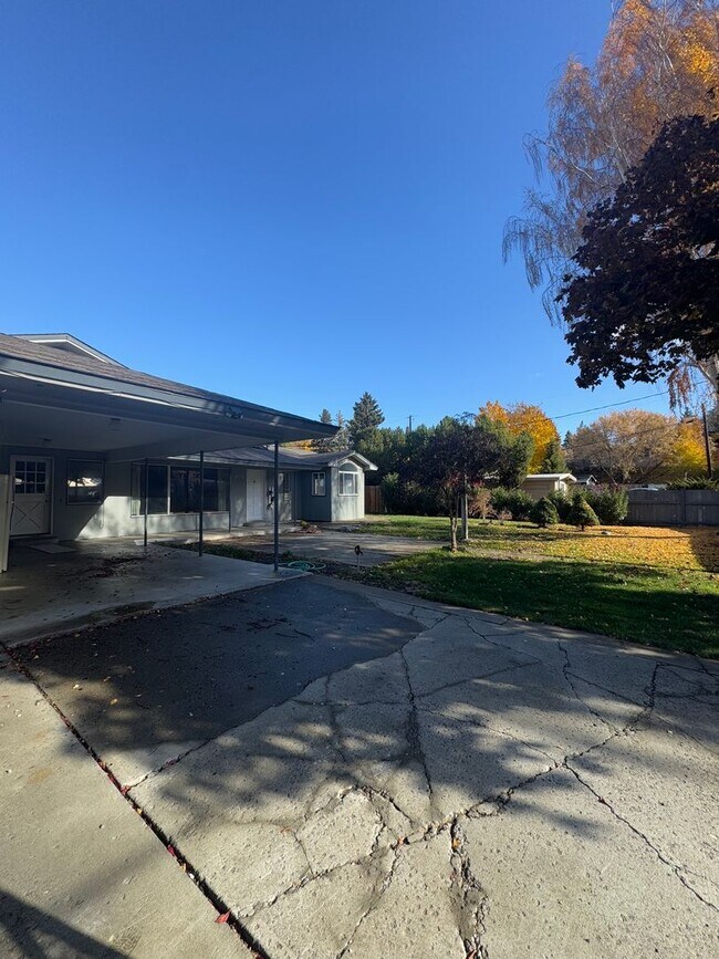 Building Photo - Expansive Updated Home with Creek Views & Prime Location