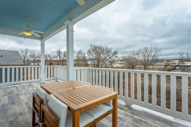 Building Photo - 1494 Madison St