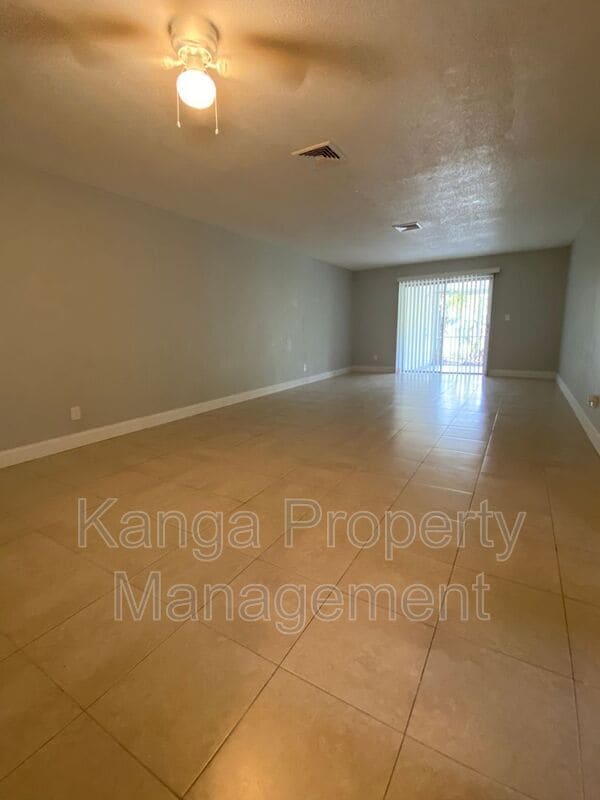 Building Photo - 4327 Cocoanut Rd