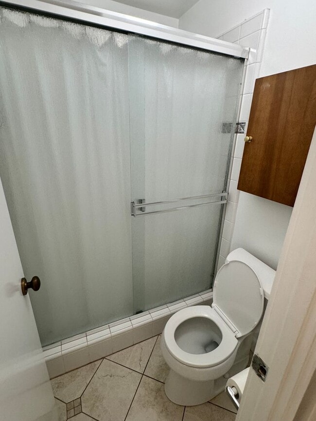 Building Photo - Spacious Single Story Upgraded Home