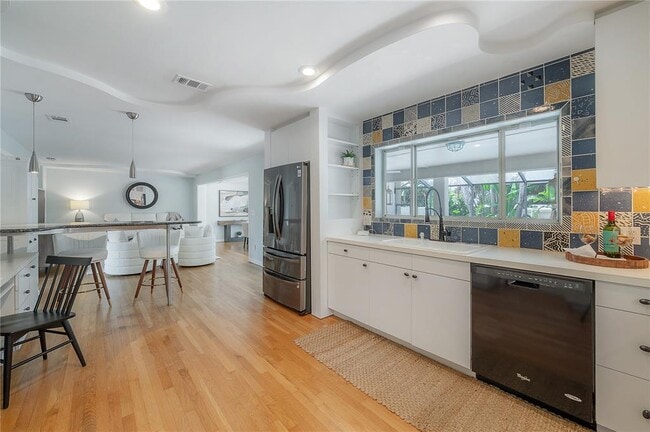 Building Photo - 4620 W Beach Park Dr