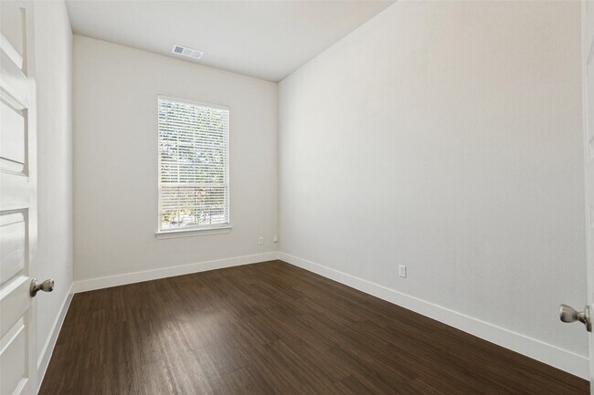 Building Photo - 1665 Sheldon Dr