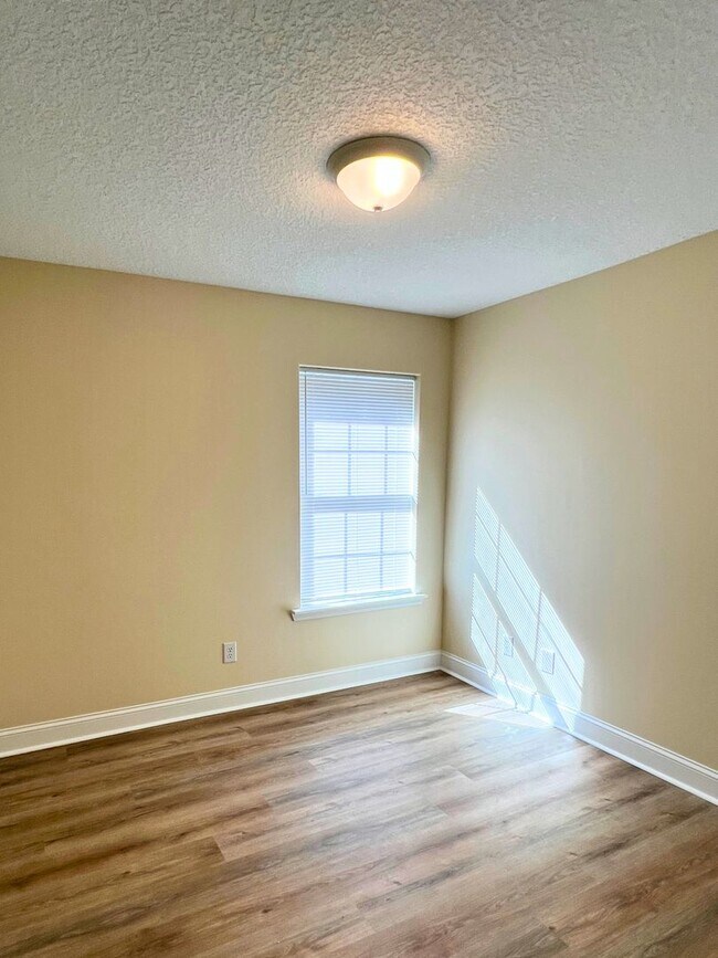 Building Photo - Updated 3/2 close to I95