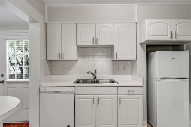 Building Photo - 2 Bed, 2 Bath in the Garden Homes neighborhood of Greensboro!