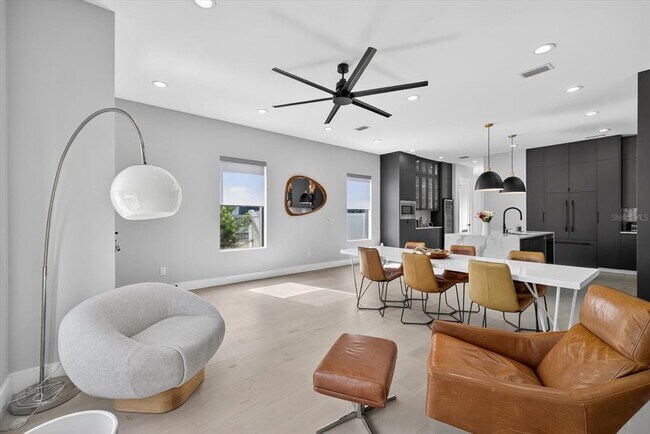 Building Photo - 423 W Amelia Ave