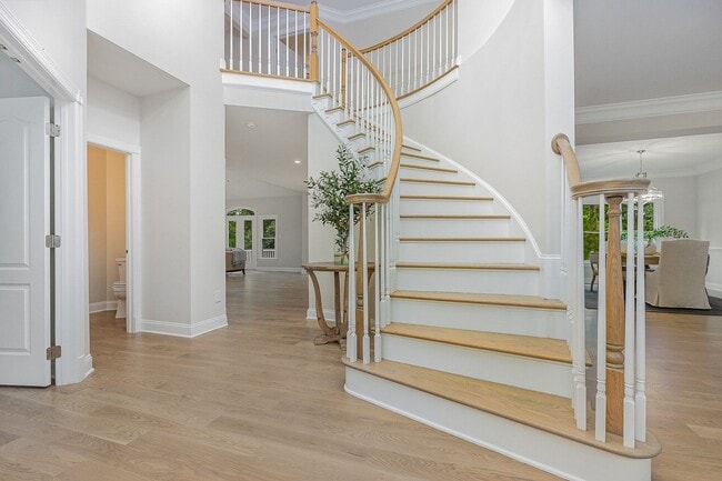 Building Photo - Stylish Renovation with Golf Course Views in a Prime Raleigh Location!