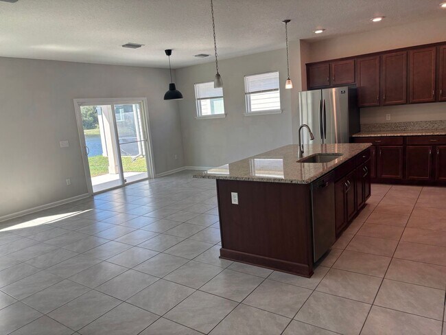 Building Photo - 4 Bedroom 3 Full Bath House in Convenient Location