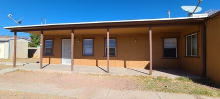 Building Photo - Nice and Cozy Duplex located in Northeast ...