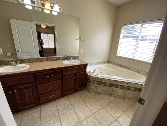 Building Photo - Welcome Home! Lovely 3 bed 2 bath home.