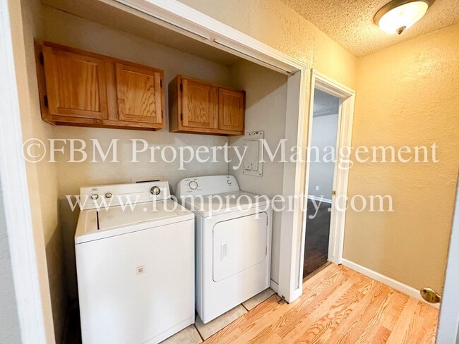 Building Photo - 2612 W Sycamore Ave