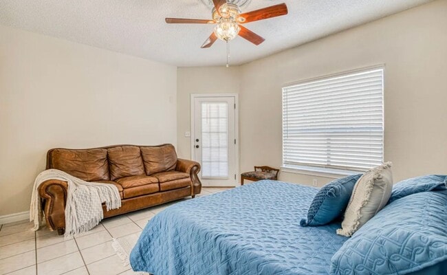 Building Photo - Short Term leases optionn4 Bedrooms 3 baths( near by Sunland Park Dr & Mesa St)