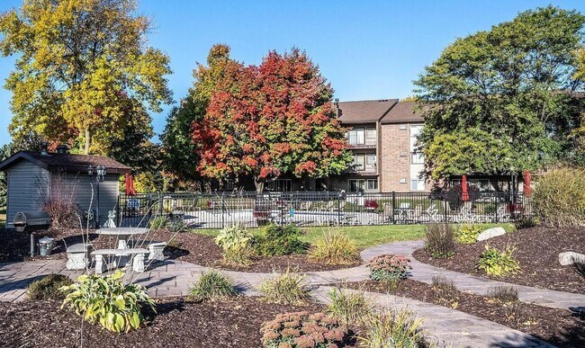 Building Photo - Meticulously Kept 3 bedroom, 2 bath condo in coveted Carriage Hills Condominium Association