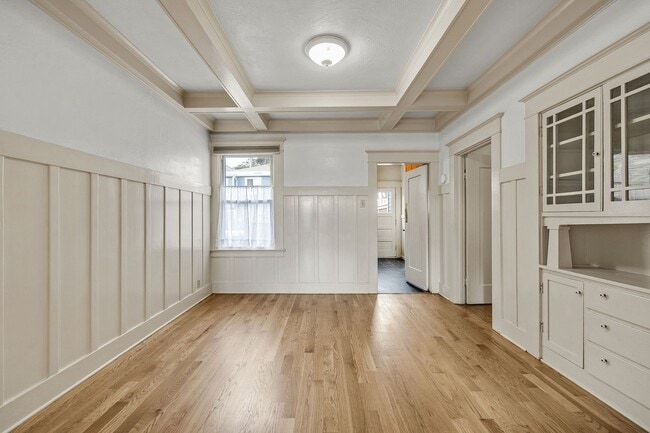 Building Photo - Classic 1910 Craftsman home