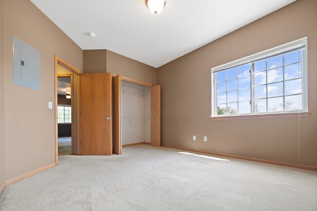 Building Photo - 870 W Cherry St