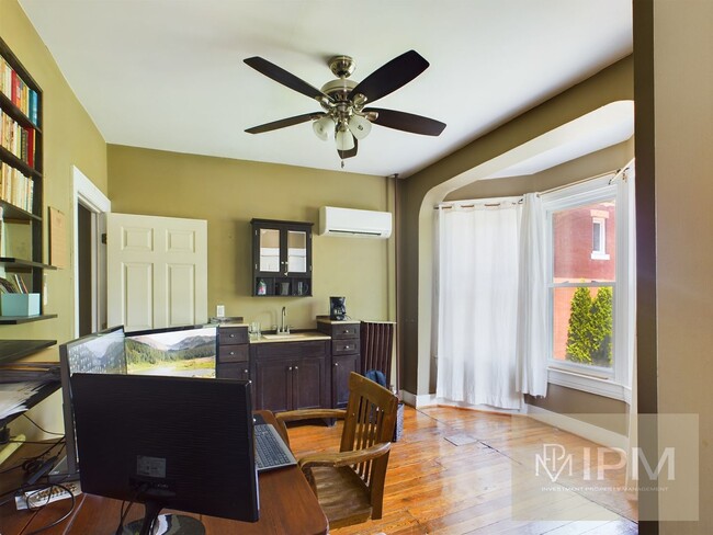 Building Photo - Spacious 5 Bedroom, 2.5 Bath Near The Avenues!