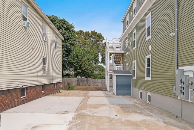 Building Photo - 206 Byron St